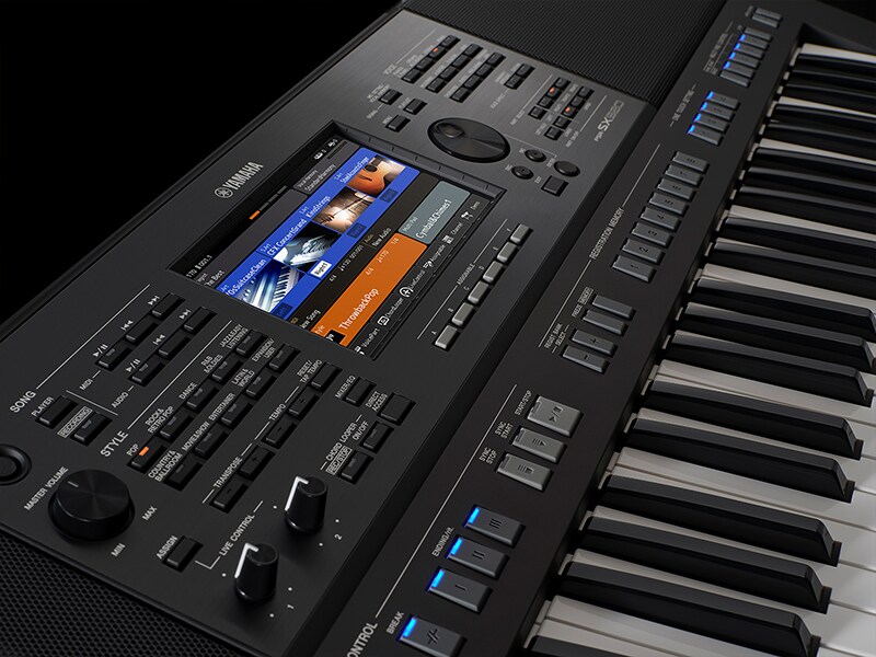 Foto der Yamaha Arranger Workstation PSR-SX720+, aufgenommen schräg von oben links