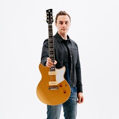 Chris Buck präsentiert stolz seine Signature Revstar RS02CB