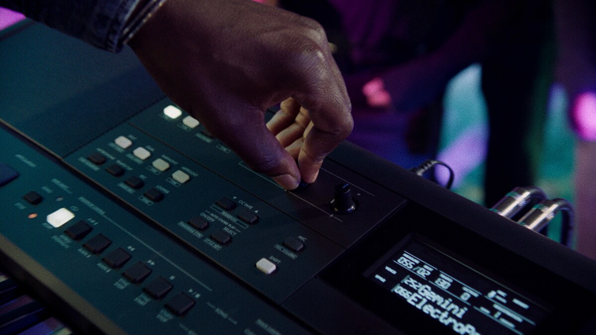 Eine Person steuert den Live-Steuerungs-Regler des PSR-E583