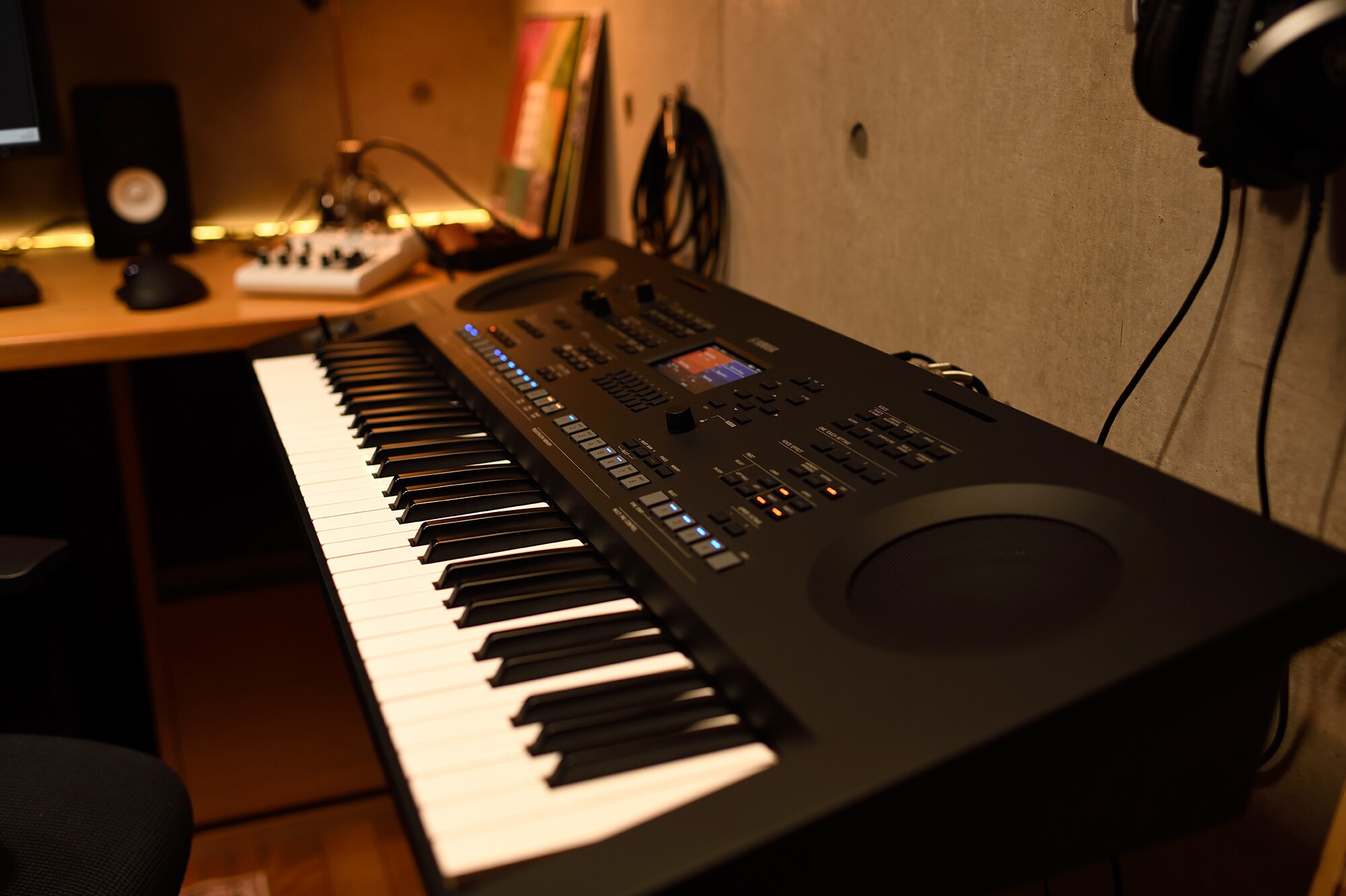Ein Musik-Arbeitsplatz zu Hause mit einem Computer und einem Keyboard