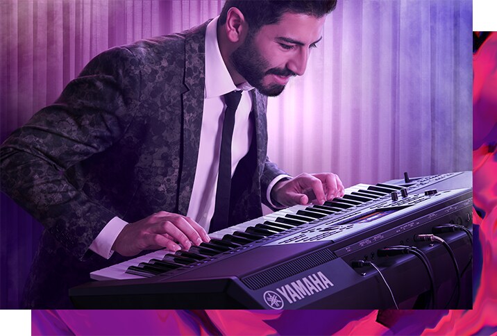Ein Mann spielt auf einem Yamaha Arranger Workstation Keyboard namens PSR-A5000