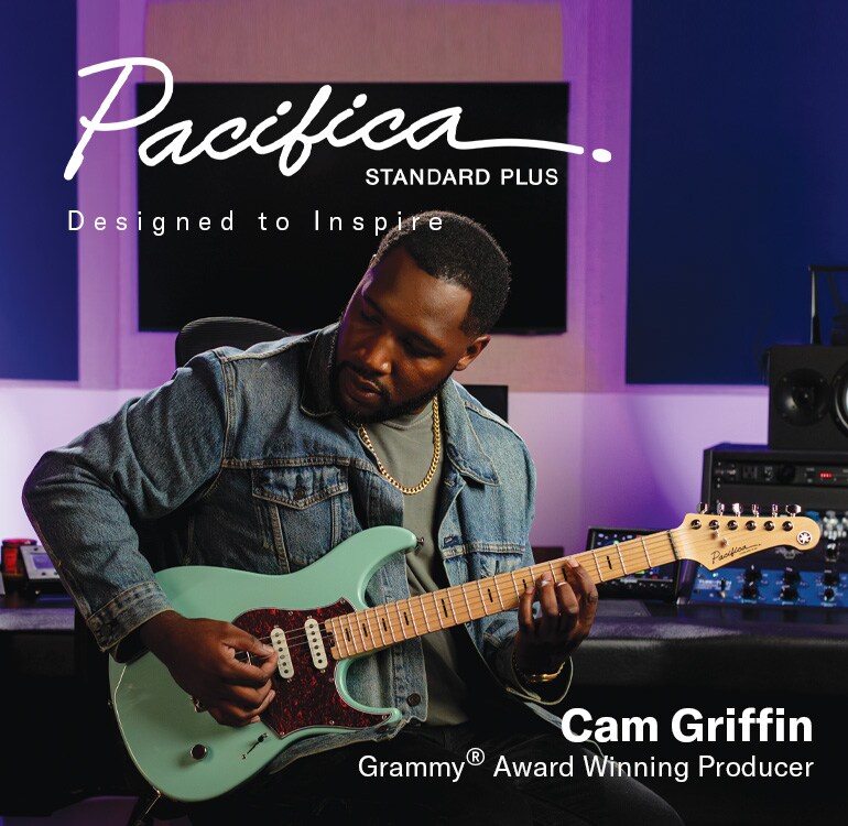 Cam Griffin spielt die Pacifica Standard Plus 12 Sonic Blue in einem Tonstudio