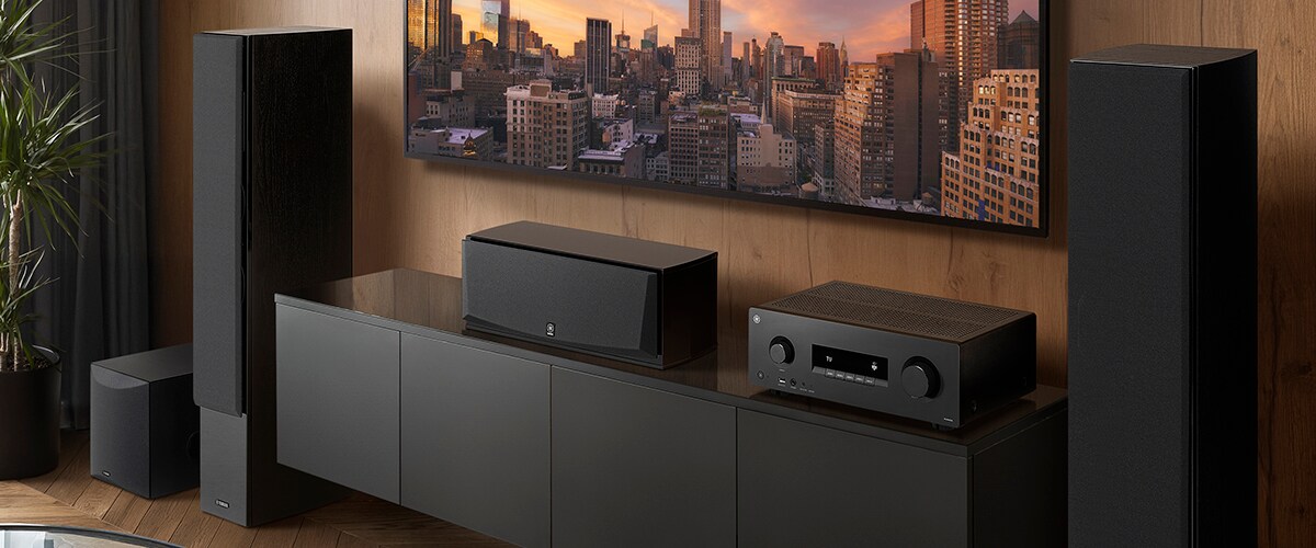 Der RX500A, ein Center-Lautsprecher, Front-Lautsprecher und ein Subwoofer in einem Raum.