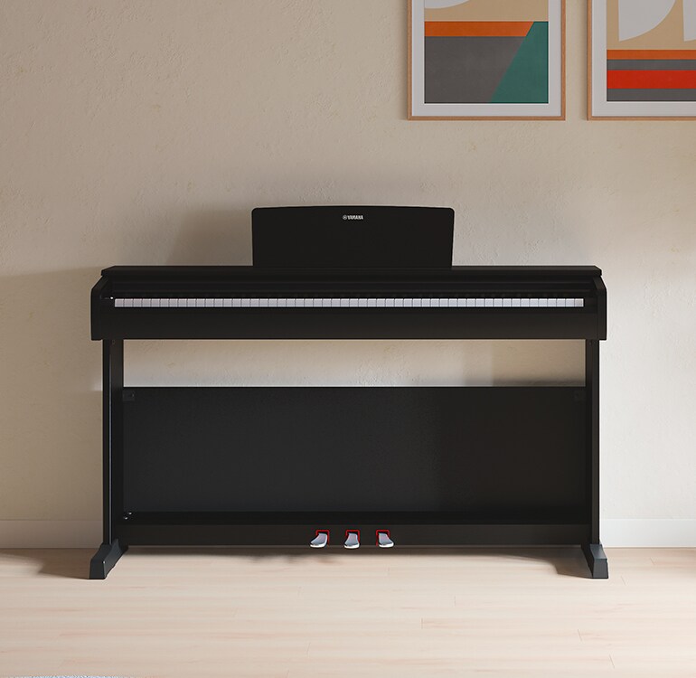 Ein Wohnzimmer mit einem schwarzen ARIUS Piano, Zimmerpflanzen und einem Sofa, harmonisch in die Einrichtung integriert