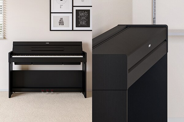 Ein ARIUS Piano, das mit der Wohnzimmereinrichtung verschmilzt, und ein ARIUS Piano, das durch den geschlossenen Deckel ein flacheres, kompakteres Design aufweist