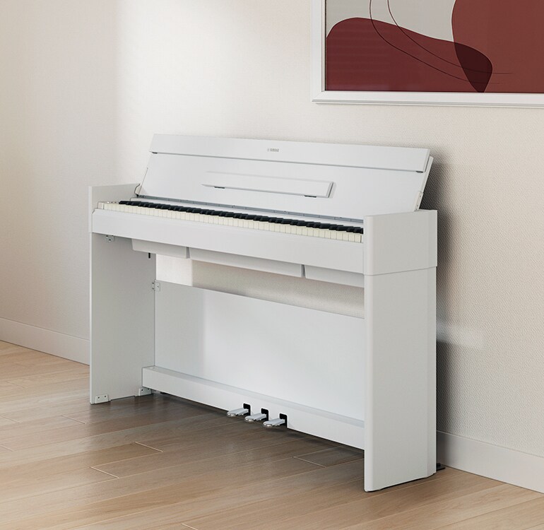 Ein Wohnzimmer mit einem ARIUS Piano, Zimmerpflanzen und einem Sofa, harmonisch in die Einrichtung integriert.