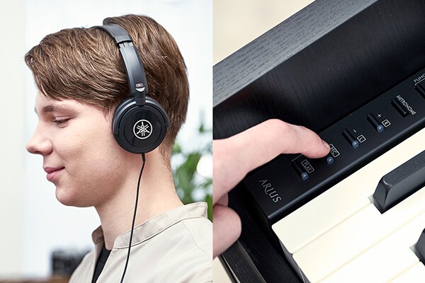 Das Spielen eines ARIUS Pianos mit Kopfhörern und die Bedienung der Tasten am Bedienfeld.