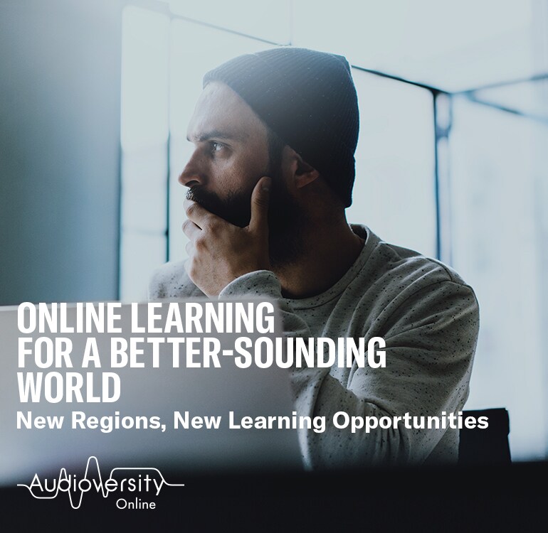 Key Visual für Audioversity Online: Ein Mann trägt einen Hut auf dem Kopf mit ernster Miene.